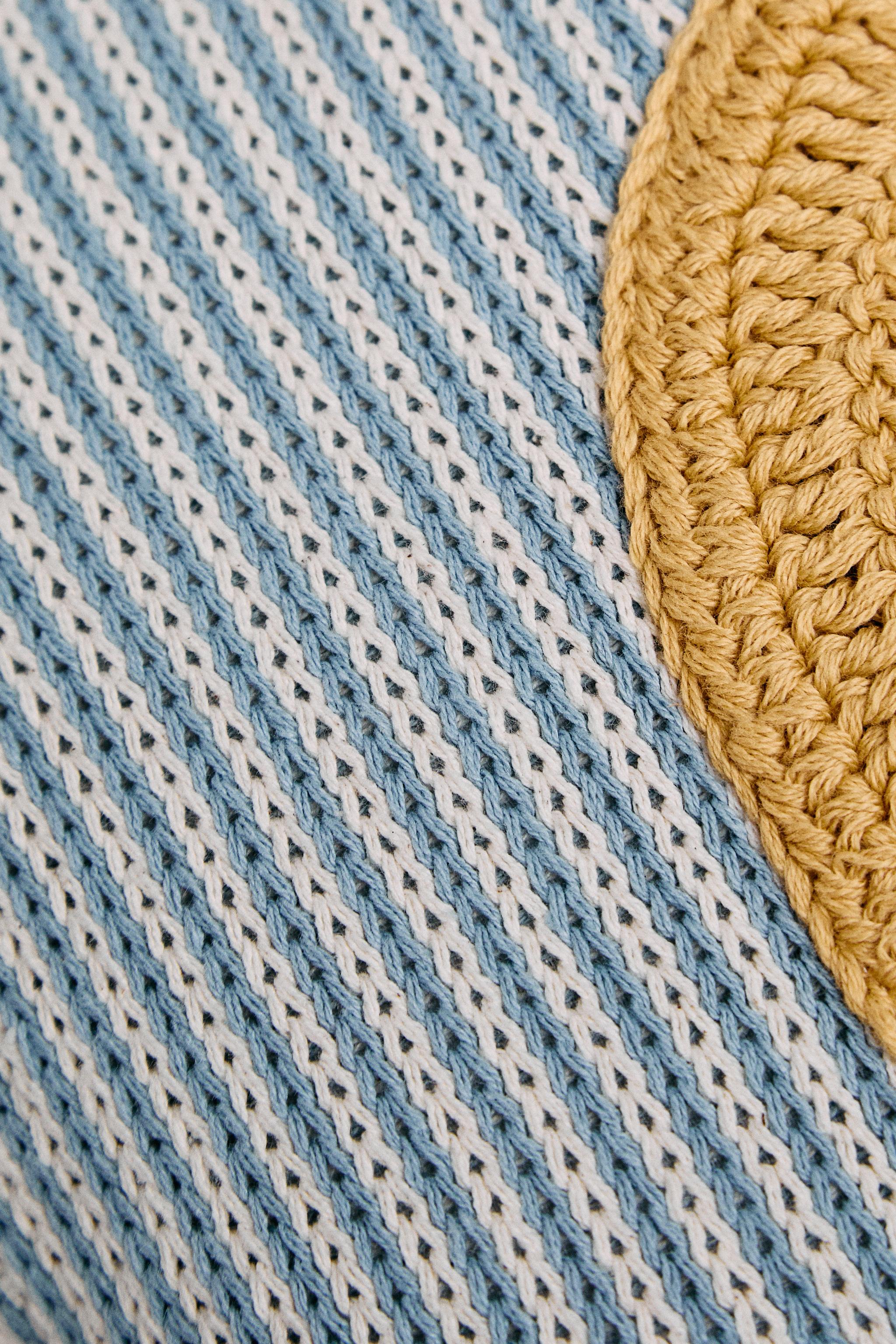 COUSSIN ENFANT BRODERIE LETTRE U